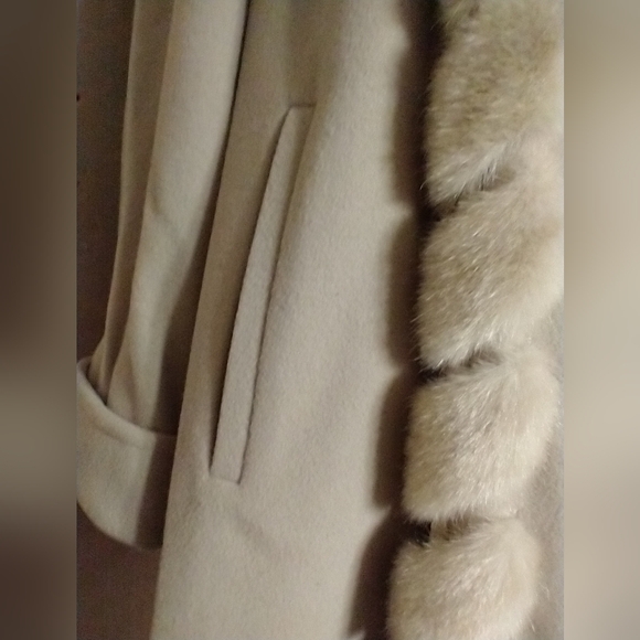 Albert Nipon Studios Elegant Vintage Beige Coat with Faux Fur Trim - Picture 2 of 14